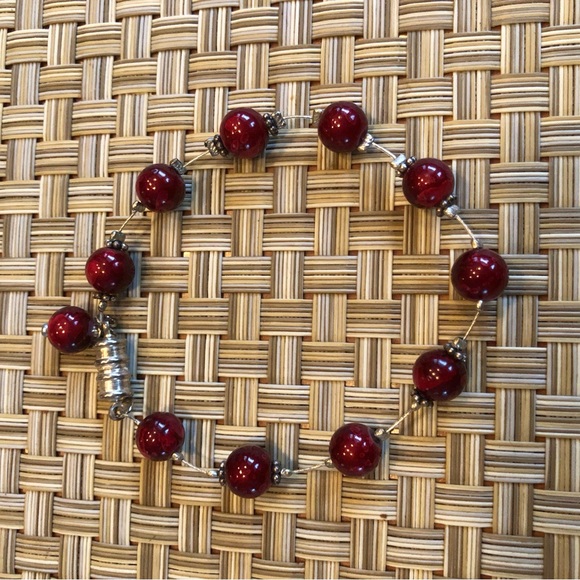 Stunning deep red beaded bracelet with magnetic clasp. - Picture 2 of 7